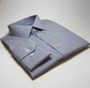 Camisa sob medida de algodão maquinetado branco com listras azuis escuras