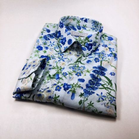 Camisa sob medida feminina em algodão floral fundo azul claro - Foto 2