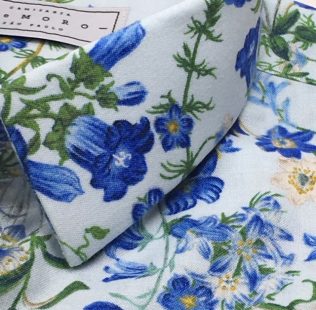 Camisa sob medida feminina em algodão floral fundo azul claro