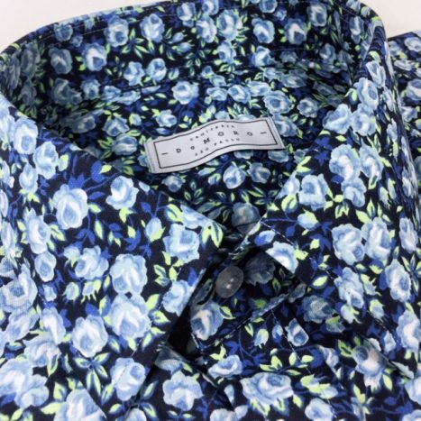 Camisa sob medida feminina flores brancas em fundo azul escuro - Foto 1