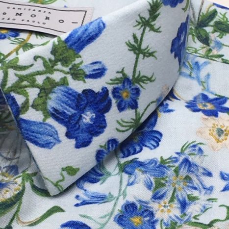 Camisa sob medida feminina em algodão floral fundo azul claro - Foto 1