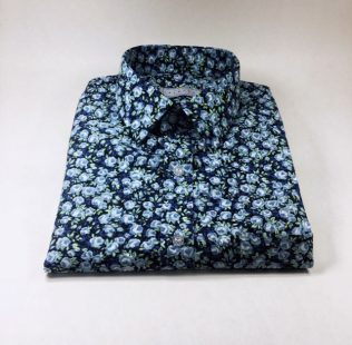 Camisa sob medida feminina flores brancas em fundo azul escuro