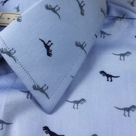 Camisa Sob Medida em Algodão Estampa Dinossauros fundo azul - Foto 1