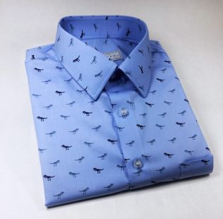 Camisa Sob Medida em Algodão Estampa Dinossauros fundo azul