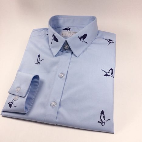 Camisa azul clara em algodão com estampa de gaivotas azul marinho. - Foto 2