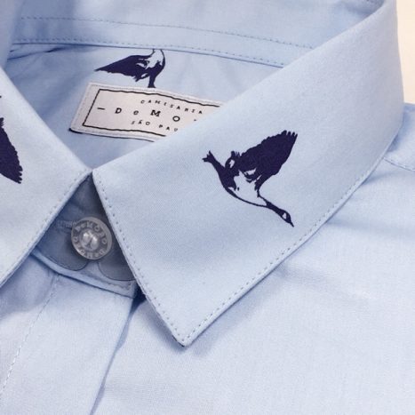 Camisa azul clara em algodão com estampa de gaivotas azul marinho. - Foto 1