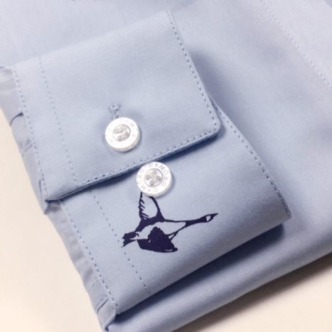 Camisa azul clara em algodão com estampa de gaivotas azul marinho. - Foto 3
