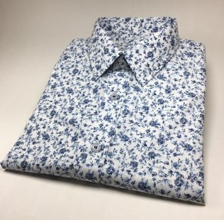 Camisa sob medida feminina em algodão floral azul em fundo branco