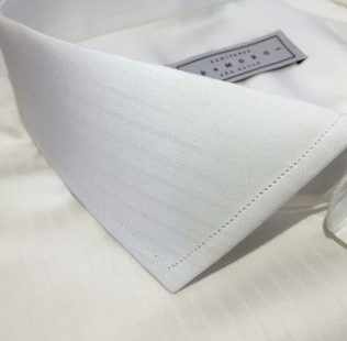 Camisa sob medida branca maquinetada listras verticais finas tecido italiano