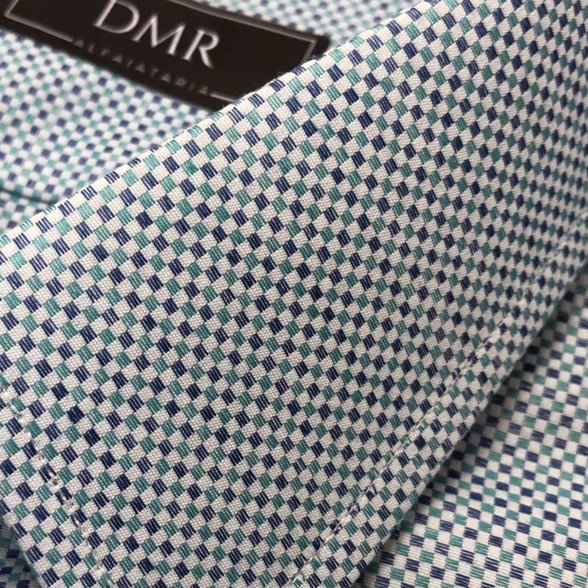 Camisa Sob Medida Maquinetada Quadrados azuis e verdes 100% Algodão Egípcio - Foto 2